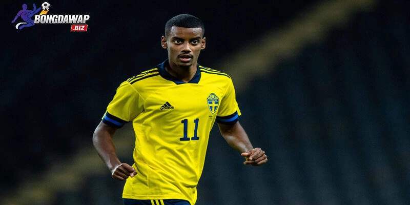 Alexander Isak ôm đầu tiếc nuối sau pha bỏ lỡ cơ hội vàng trong hiệp hai 