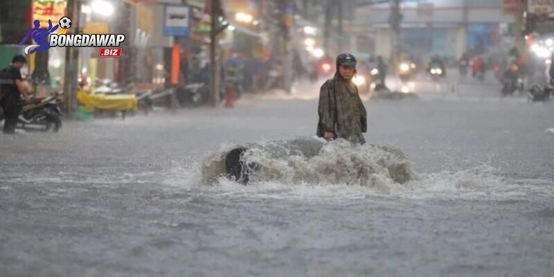  Các cầu thủ Nepal phòng ngự tập trung, tận dụng lợi thế từ điều kiện mưa lớn.