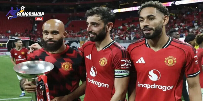 HLV Ruben Amorim chỉ đạo bên đường biên – biểu tượng cho sự thay đổi tư duy chiến thuật tại MU.